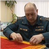 Красноярский пожарный вяжет пледы для воспитанников детских домов (видео)