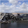 В Березовском районе три человека погибли при столкновении грузовика, минивэна и Mazda (видео)