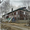 В Железногорске пожарные спасли из горящего дома двух надышавшихся дымом жильцов и собаку (видео)