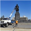 В Красноярске помыли памятник Ленину (видео)