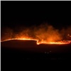 «Горы в огне»: на юге Красноярского края всю ночь тушили угрожавший деревне степной пожар (видео)