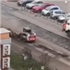 В Красноярске дорожники подняли пыль при укладке асфальта и заплатят за это штраф (видео)