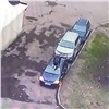 На правобережье Красноярска хулиган забрался на машину и помял ее. Ищет полиция (видео)