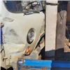 В поселке Красноярского края двое мужчин врезались в столб на угнанном грузовике (видео)