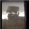 В Туве ураганный ветер сорвал крыши с нескольких домов (видео)