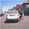 Житель Курагино учил 11-летнего пасынка вождению на оживленной улице и попался полиции (видео)