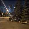 «Чудеса на виражах»: в Красноярске пьяный водитель Volkswagen вылетел на тротуар и врезался в забор (видео)
