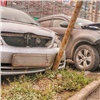 В Красноярске два автомобиля столкнулись и влетели в столбы: пострадал годовалый ребенок (видео)