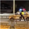 В Красноярске полиция разыскивает уронившего инспектора ДПС водителя ВАЗа (видео)