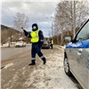 На выездах из Красноярска массово проверяют водителей машин и пассажиров 