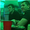 «Недопустимое поведение»: пьяного футболиста российского «Рубина» выставили из ночного клуба в Красноярске (видео)