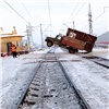 В Иланском перегруженный ГАЗ «встал на дыбы» на железнодорожных путях. Пришлось останавливать поезда