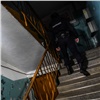 В Красноярске экс-полицейский ломился к соседям с топором и угрожал расправой (видео)