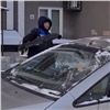 Мэрия Красноярска похвалила дворника, который чистит машины от снега (видео)
