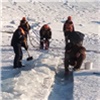 Спасатели пропилили полынью на незаконной ледовой дороге на красноярском водохранилище