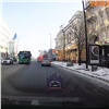В центре Красноярска автобус устроил ДТП с фургоном и почти полностью перекрыл дорогу (видео)