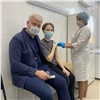 «Чтобы жить без масок»: 15-летняя дочь главврача краевой больницы поставила прививку от коронавируса (видео)