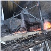 Под Минусинском загорелся гараж с техникой угольной компании. Тушили с поезда (видео)