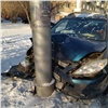 На правобережье Красноярска из-за таксиста другой водитель чуть не сбил пешехода и врезался в столб (видео) 