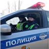 В Красноярском крае гаишники спасли от обморожения женщину с двумя детьми: их машина заглохла на трассе (видео)
