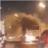 В красноярском Солнечном на дороге вспыхнул автобус (видео)
