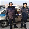 «Воду подносили ведрами»: балахтинские инспекторы ДПС потушили горящую крышу дома (видео)