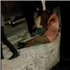 «Пытаются поднять девушку без сознания»: у красноярского клуба ночью избили компанию (видео)