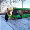 В центре Красноярска неуправляемый автобус вылетел с дороги на тротуар