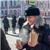 В центре Красноярска полицейские угостили прохожих офицерской кашей (видео)
