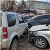 В Железнодорожном районе Красноярска иномарка столкнулась с автобусом и разбила три автомобиля на парковке (видео)