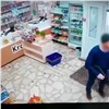 В Красноярске хулиган с пневматикой пришел в магазин (видео)