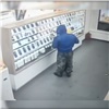 В Красноярске разбойник под угрозой ножа забрал из салона связи четыре телефона (видео)