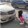 На улице Шахтеров красноярских автомобилистов заставляли мыть номера (видео)