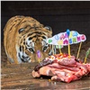 В красноярском зоопарке тигра Бартека поздравили с 10-летием тортом из мяса 