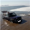 Провалившуюся под лед на Красноярском водохранилище «Ниву» достали из воды 