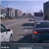 «Я кому включил поворотник!»: на красноярской Взлетке водитель иномарки напал на обидчика на УАЗе (видео) 