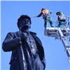 В Красноярске помыли памятник Ленину