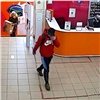 Молодой красноярец за 4 месяца совершил 15 краж из магазинов: брал музыкальные колонки и телефоны (видео) 