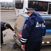 В «чистый четверг» полицейские помогли красноярским водителям отмыть номера машин (видео)