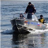 На Красноярском море рыбака на заглохшей лодке чуть не унесло течением 