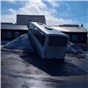 На севере Красноярского края водитель автобуса с пассажирами затормозил в гору снега (видео)