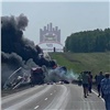 На трассе в Красноярском крае столкнулись два большегруза и загорелись: проезд перекрыт, есть погибшие