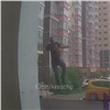 В красноярском Покровском мужчина упал с 8 этажа и погиб 