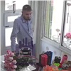 В Красноярске ищут романтичного похитителя букета роз. Ему грозит до 4 лет колонии (видео)