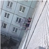 В красноярской Зеленой Роще мужчина при загадочных обстоятельствах упал с 3 этажа