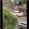 На правобережье Красноярска 10-летний мальчик переходил дорогу на красный и попал под машину (видео) 