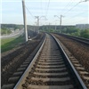 Поезд наехал на 19-летнего парня, который спал на путях Красноярской железной дороги