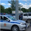 В Красноярске на парковке у ТЦ водитель мотоцикла врезался в иномарку и сбил пенсионерку 