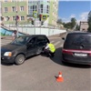 В центре Красноярска автоледи не смотрела на новые знаки и устроила ДТП с микроавтобусом (видео)