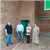 «Всё будет построено вовремя»: красноярский депутат обсудил помощь погорельцам и капремонт школ в Уяре
